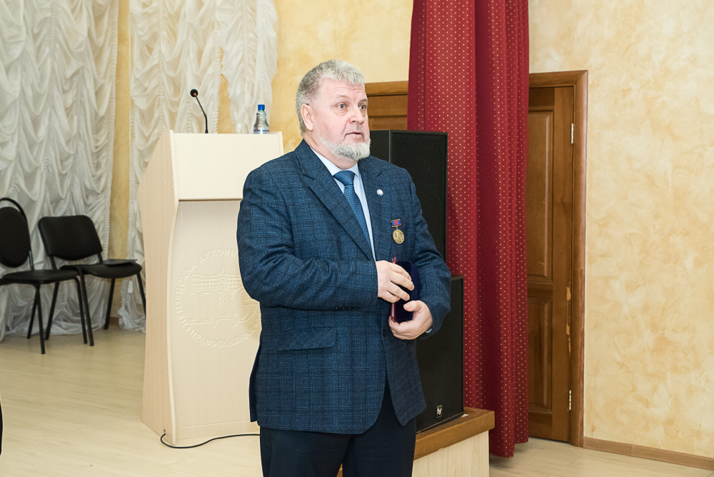  Протоиерей Александр Филиппов сослужил митрополиту Серафиму за литургией в престольный праздник и актовый день в Пензенской духовной семинарии