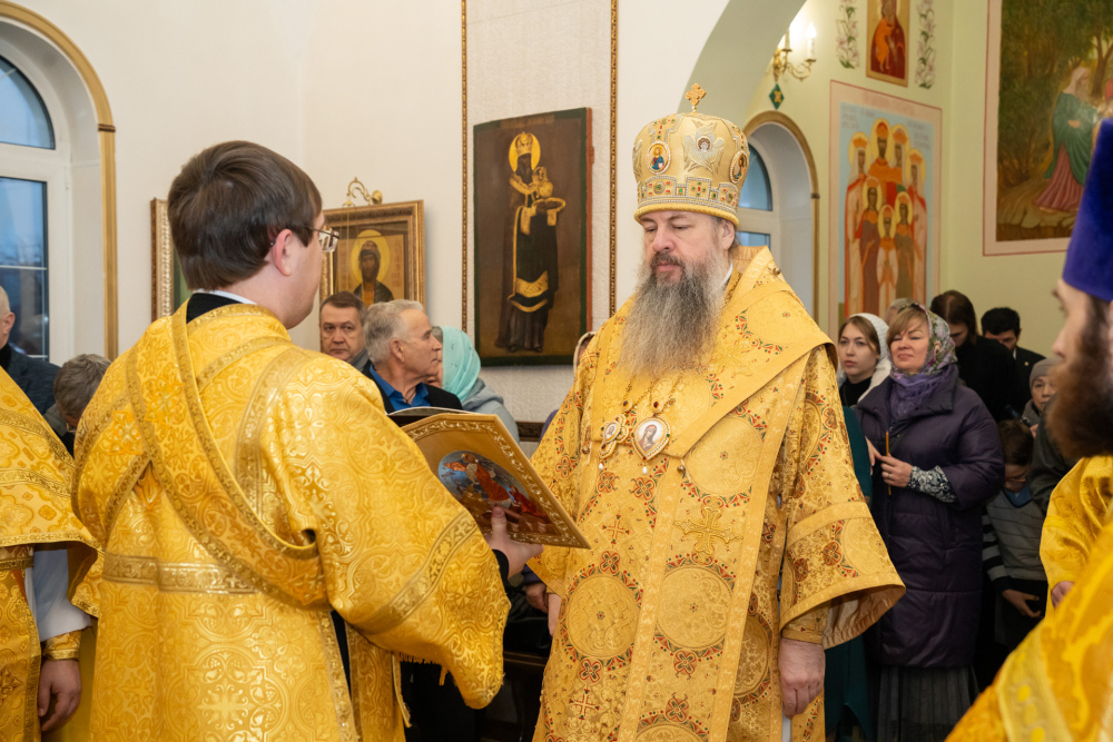 В Неделю 22-ю по Пятидесятнице митрополит Серафим совершил литургию в Троицком храме деревни Камайка