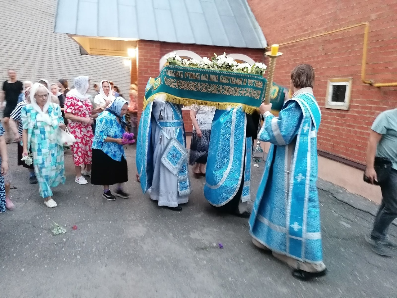 Всенощное бдение с чином Погребения Плащаницы Пресвятой Богородицы