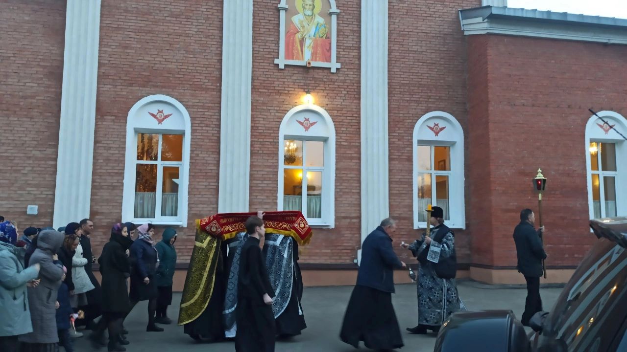 Протоиерей Александр Филиппов совершил утреню Великой Субботы с чином погребения