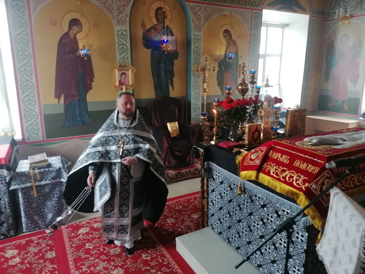 В Великий Пяток протоиерей Александр Филиппов совершил вечерню с выносом Плащаницы Спасителя