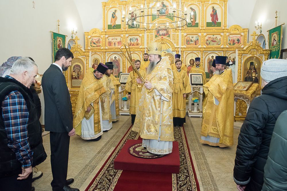 Протоиереи Александр Филиппов и Антоний Шварёв сослужили митрополиту Серафиму за литургией в Троицком храме в деревне Камайка