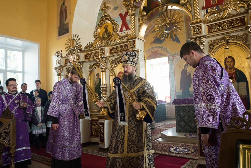 В Неделю Крестопоклонную митрополит Серафим совершил Литургию в нашем храме
