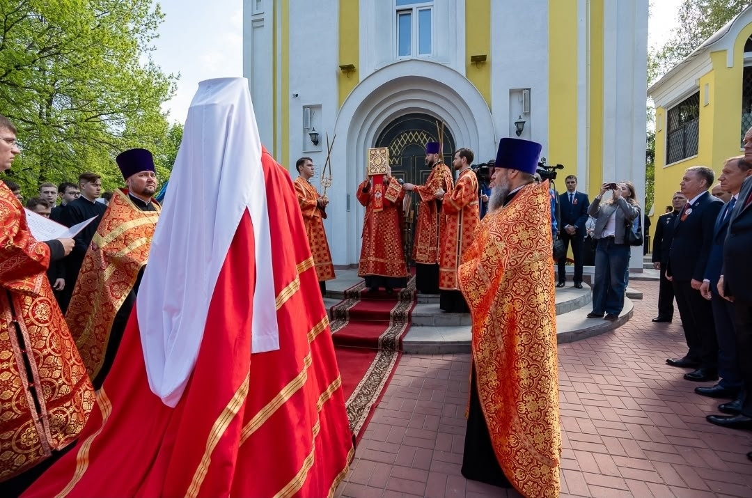 В День Победы протоиерей Александр Филиппов сослужил митрополиту Серафиму в храме Архангела Михаила города Пензы