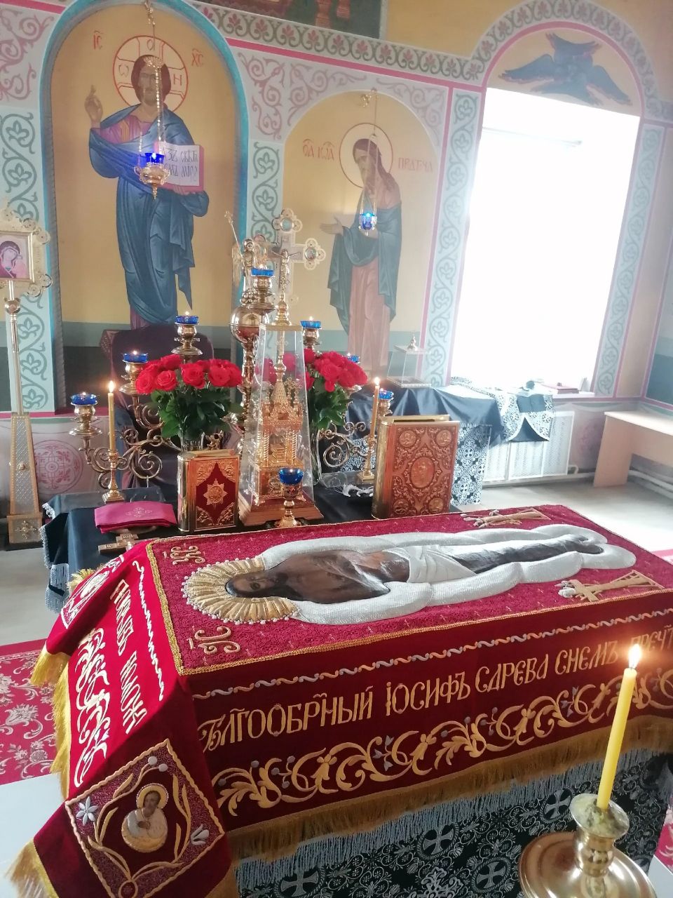 В Великий Пяток протоиерей Александр Филиппов совершил вечерню с выносом Плащаницы Спасителя