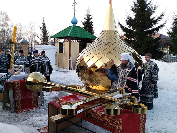 Митрополит Пензенский и Нижнеломовский Серафим (Домнин) совершил чин освящения креста и купола для нашего храма P_20180221_164631.jpg