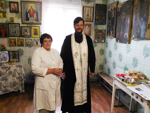 иерей Сергий Беляков посетил дом ночного пребывания q3.jpg