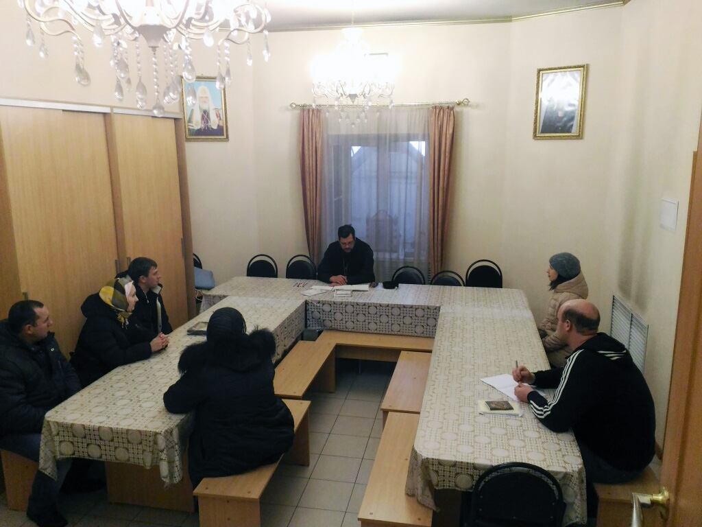 иерей Сергий Беляков проводит огласительную беседу P_20181209_130713.jpg
