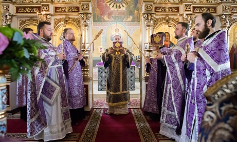  В Неделю Крестопоклонную митрополит Серафим совершил литургию в нашем храме