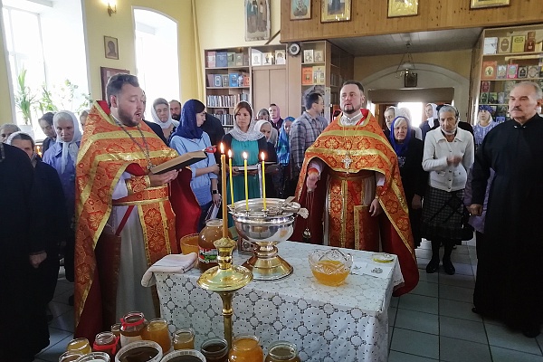 Празднование Происхождения (изнесения) Честных Древ Животворящего Креста Господня