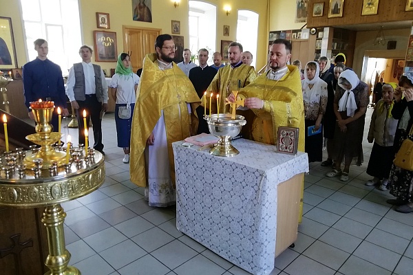 Протоиерей Александр Филиппов совершил литургию и водосвятный молебен с акафистом Божией Матери 