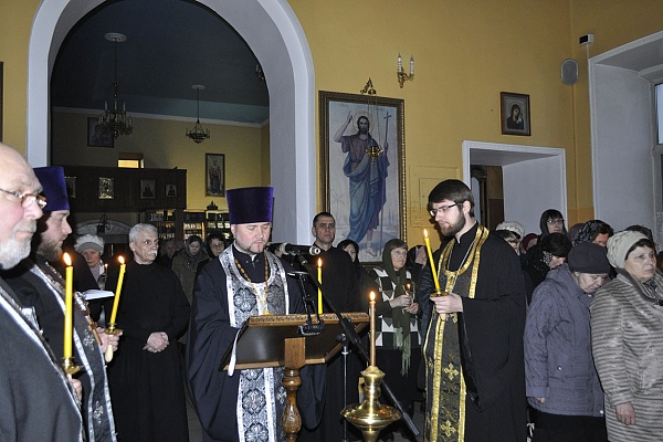 Протоиерей Александр Филиппов совершил повечерие с чтением третьей части Великого канона преподобного Андрея Критского