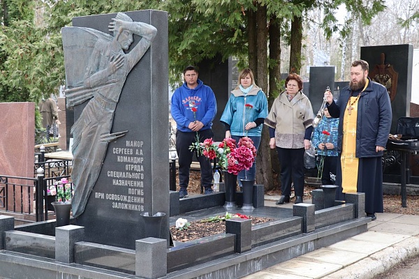 Протоиерей Антоний Шварёв совершил панихиду в день памяти Героя России Александра Сергеева