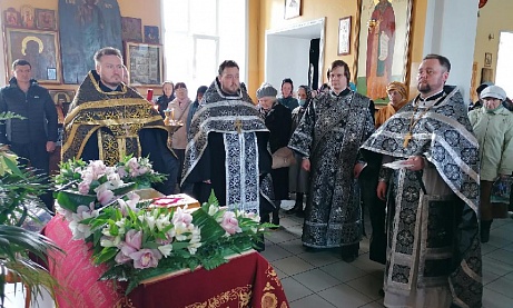  В Великий Пяток протоиерей Александр Филиппов совершил вечерню с выносом Плащаницы Спасителя