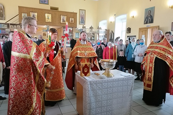 В пятницу Светлой седмицы протоиерей Александр Филиппов совершил Божественную литургию