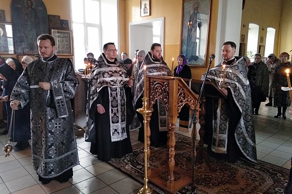 Протоиерей Александр Филиппов совершил чинопоследование Пассии 