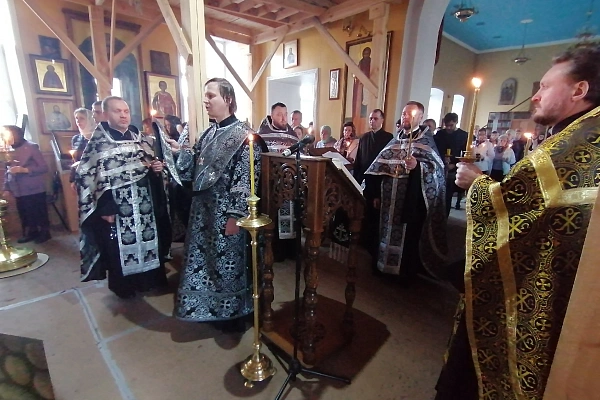 Протоиерей Александр Филиппов совершил утреню с чтением 12-ти Евангелий Страстей Христовых