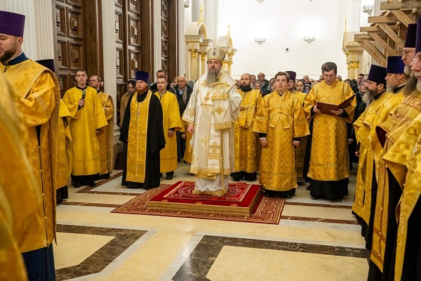 Протоиерей Александр Филиппов сослужил митрополиту Серафиму за уставным вечерним богослужением и новогодним молебном в Спасском кафедральном соборе