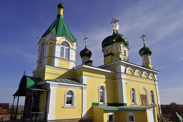 В строящемся храме в честь Святой Живоначальной Троицы в деревне Камайка был совершен водосвятный молебен