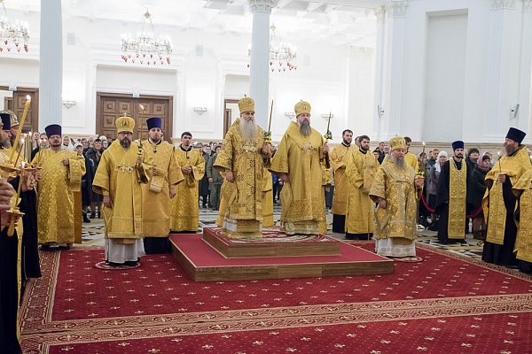 В канун дня памяти святителя Иннокентия Пензенского протоиерей Александр Филиппов сослужил митрополиту Серафиму и архипастырям из соседних регионов за всенощным бдением в Спасском соборе