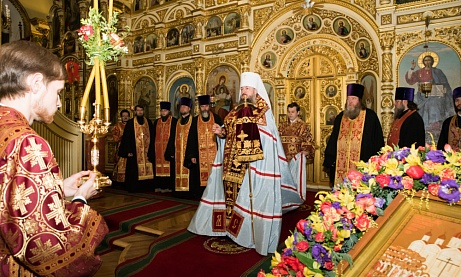 Митрополит Серафим и епископ Митрофан совершили всенощное бдение в Успенском соборе Пензы