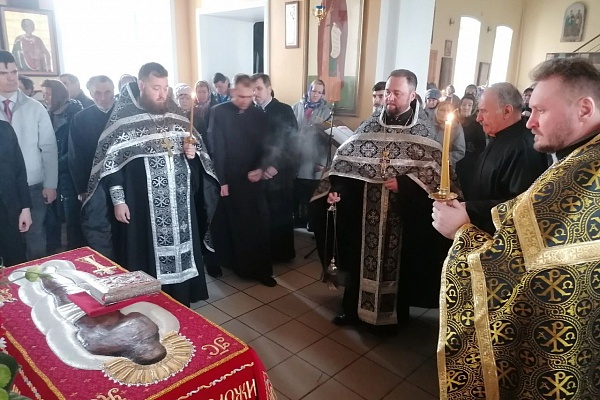 Протоиерей Александр Филиппов совершил утреню Великой Субботы с чином погребения