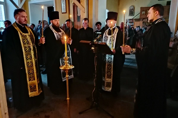 Протоиерей Александр Филиппов совершил повечерие с чтением первой части Великого покаянного канона преподобного Андрея Критского