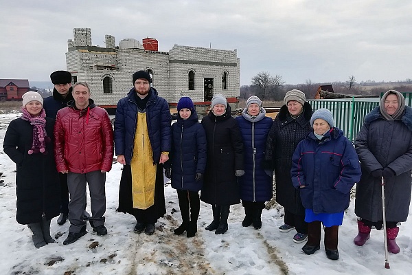 Иерей Евгений Климчев совершил праздничный молебен около строящегося храма Живоначальной Троицы в деревне Камайка