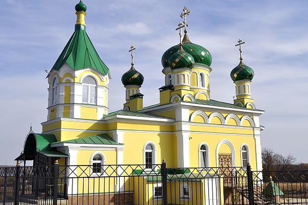 В строящемся храме в честь Святой Живоначальной Троицы в деревне Камайка был совершен водосвятный молебен