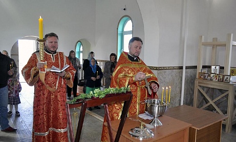 В строящемся храме в честь Святой Живоначальной Троицы в деревне Камайка был совершен водосвятный молебен