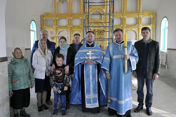 В строящемся храме в честь Святой Живоначальной Троицы в деревне Камайка был совершен водосвятный молебен