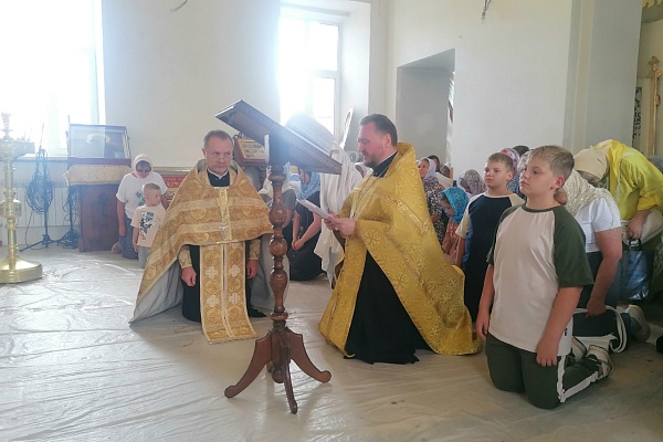 В наш храм для поклонения верующих была доставлена копия Животворящего Креста Господня, явленного в селе Годеново