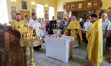 Протоиерей Александр Филиппов совершил литургию и водосвятный молебен с акафистом Божией Матери 