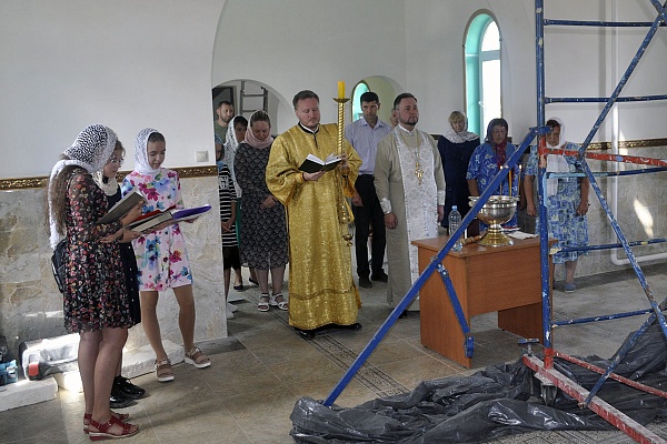 В строящемся храме в честь Святой Живоначальной Троицы в деревне Камайка был совершен водосвятный молебен