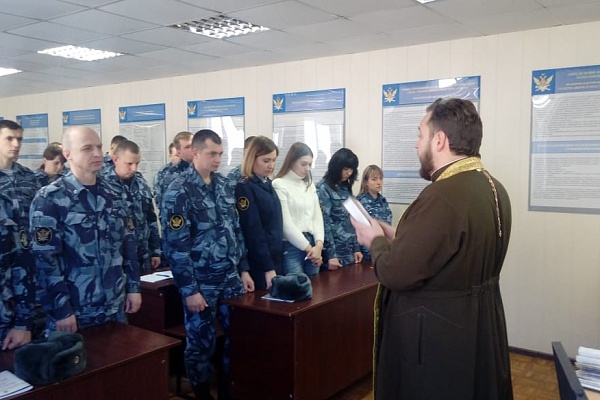 Протоиерей Антоний Шварев провел духовную встречу в отделе по конвоированию регионального ведомства