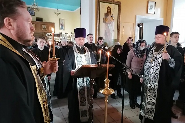 Протоиерей Александр Филиппов совершил повечерие с чтением Великого канона преподобного Андрея Критского