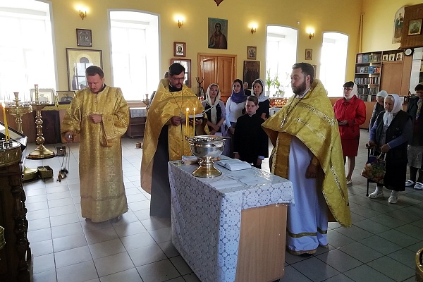 Протоиерей Александр Филиппов совершил литургию и водосвятный молебен с акафистом Божией Матери 