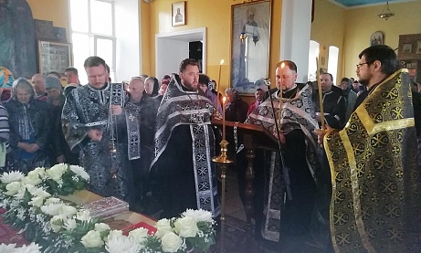 Протоиерей Александр Филиппов совершил утреню Великой Субботы с чином погребения