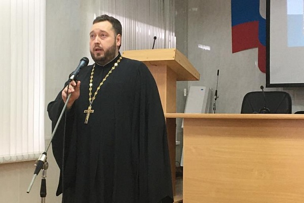 Протоиерей Антоний Шварёв поздравил с Днем защитника Отечества сотрудников пенитенциарной системы 