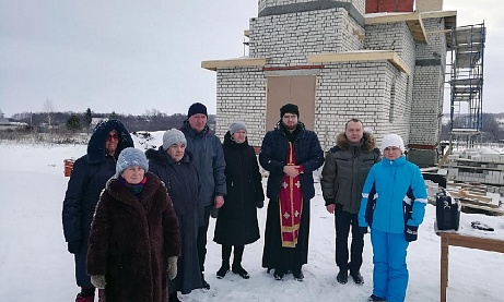 Иерей Евгений Климчев совершил молебен около строящегося храма Живоначальной Троицы в деревне Камайка