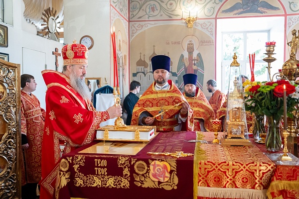 В день престольного праздника митрополит Серафим совершил литургию в нашем храме