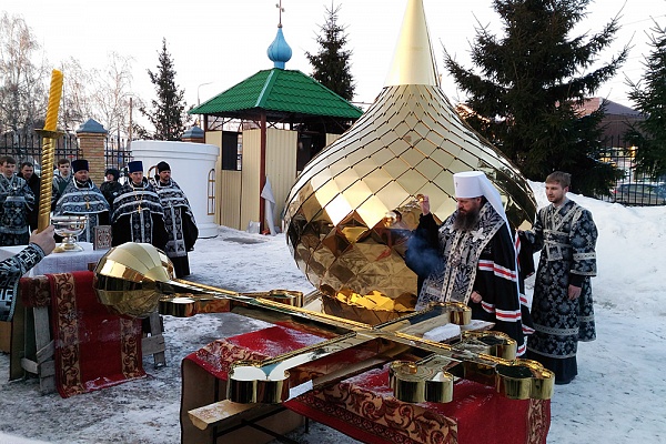 В среду первой седмицы Великого поста митрополит Серафим совершил чин освящения креста и купола для нашего храма