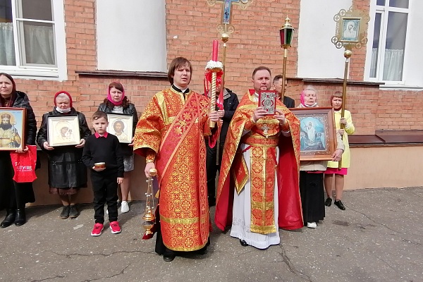 В понедельник Светлой седмицы протоиерей Александр Филиппов совершил Божественную литургию