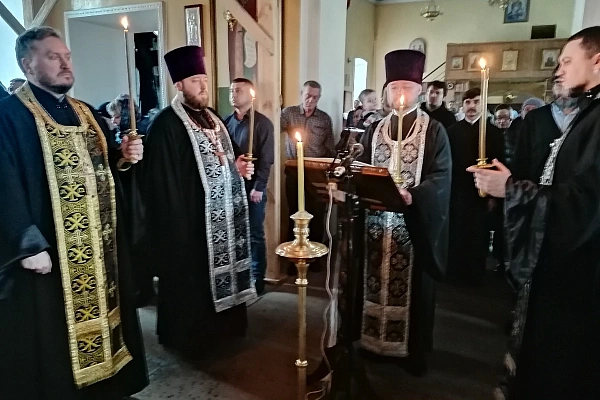 Протоиерей Александр Филиппов совершил повечерие с чтением четвертой части Великого покаянного канона преподобного Андрея Критского