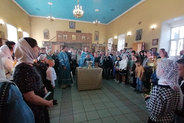 Протоиерей Александр Филиппов совершил молебен об учащихся перед началом нового учебного года