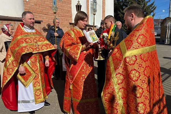 В понедельник Светлой седмицы протоиерей Александр Филиппов совершил Божественную литургию