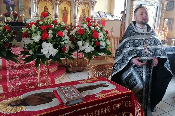 В Великий Пяток протоиерей Александр Филиппов совершил вечерню с выносом Плащаницы Спасителя