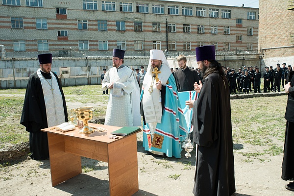 В ИК-7 митрополит Пензенский и Нижнеломовский Серафим освятил крест и купол для храма