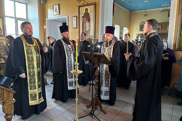 Протоиерей Александр Филиппов совершил повечерие с чтением второй части Великого покаянного канона преподобного Андрея Критского