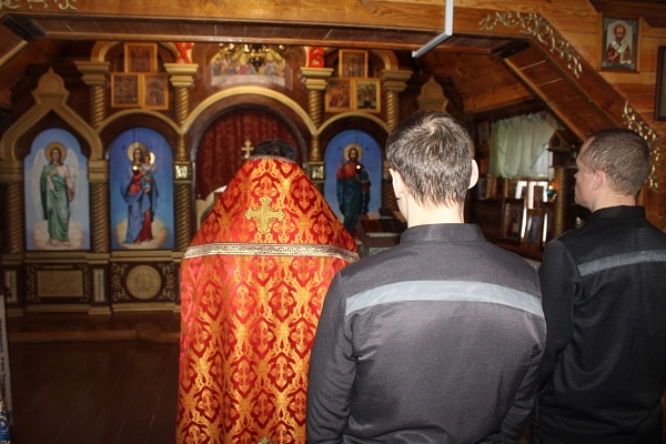 Протоиерей Антоний Шварёв совершил молебен в ИК-7